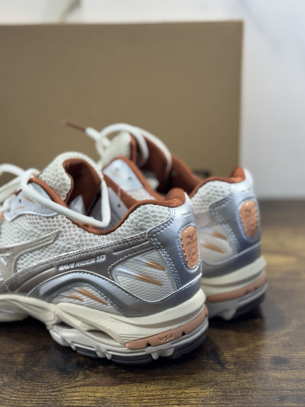 Mizuno Sneaker Uomo Wave Rider 10 Bianca Grey Heritage Casual 42