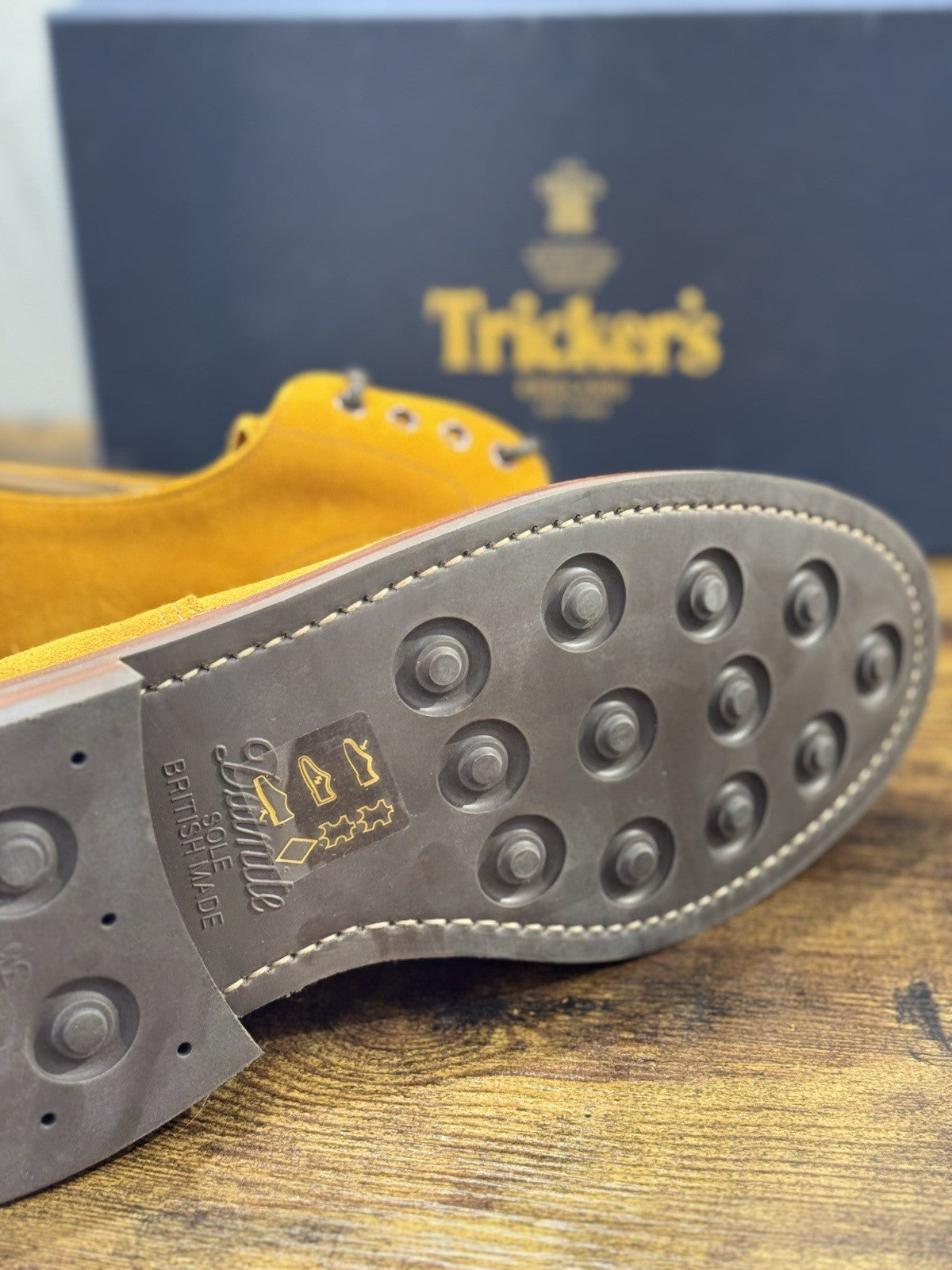 Tricker’s Scarpa Uomo Derby Daniel Suede Curry Dainite Sole 43