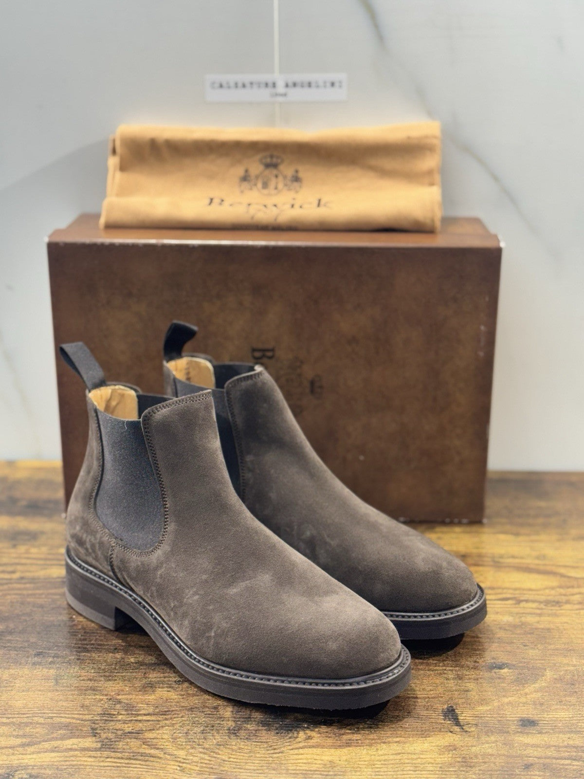 Berwick 1707 Chelsea Boot Uomo Suede Testa Moro Fondo Vibram Uomo 42
