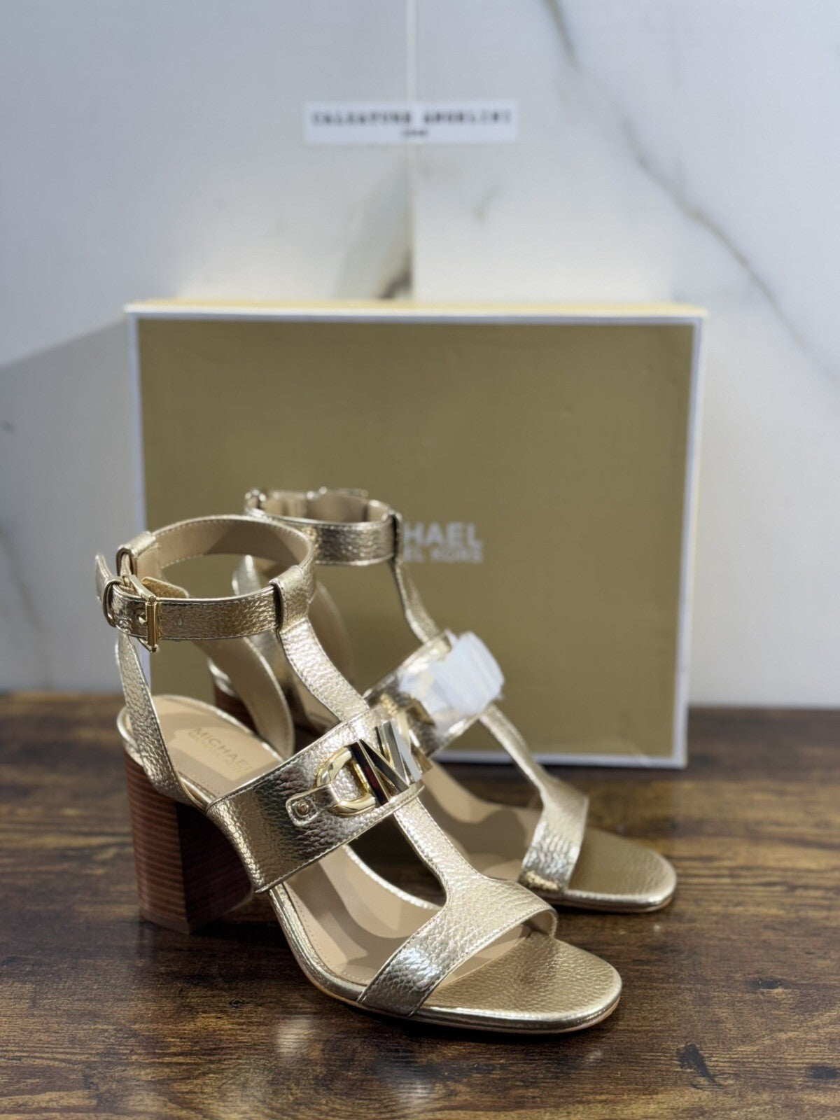 Michael Kors Izzy T Strap Pelle Oro Logo  Casual Sandal 37.5