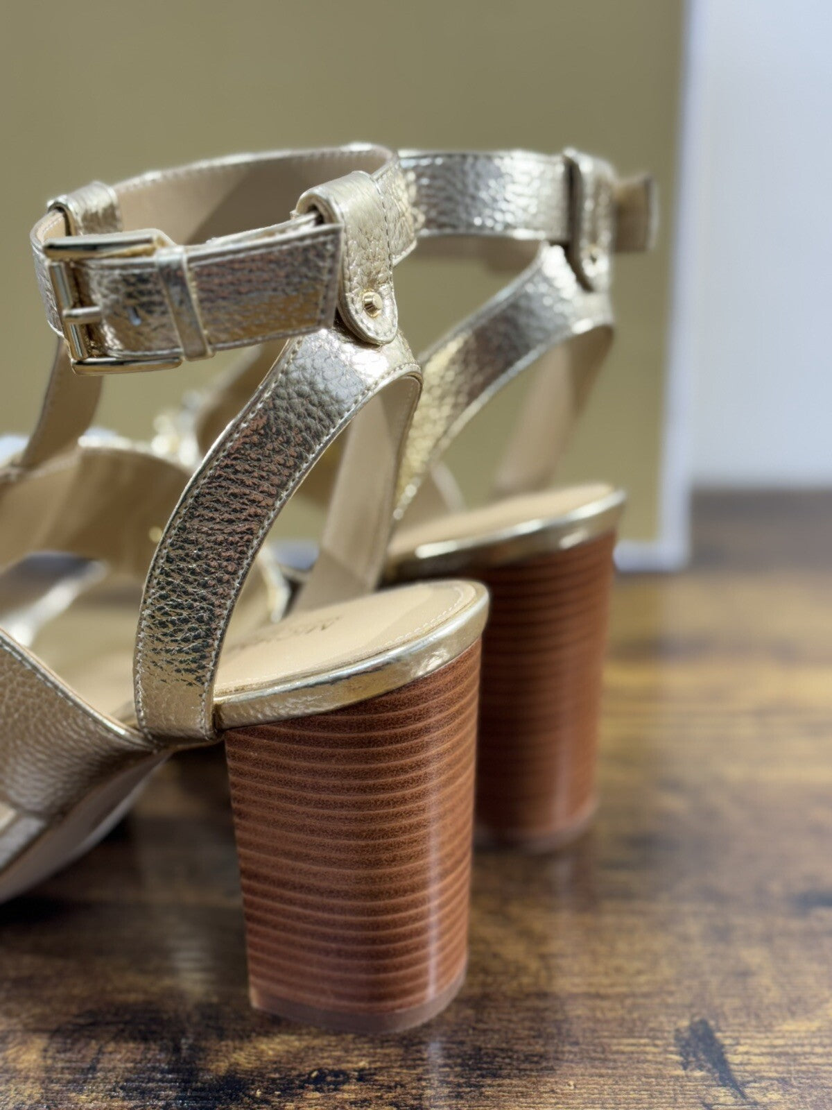 Michael Kors Izzy T Strap Pelle Oro Logo  Casual Sandal 38.5