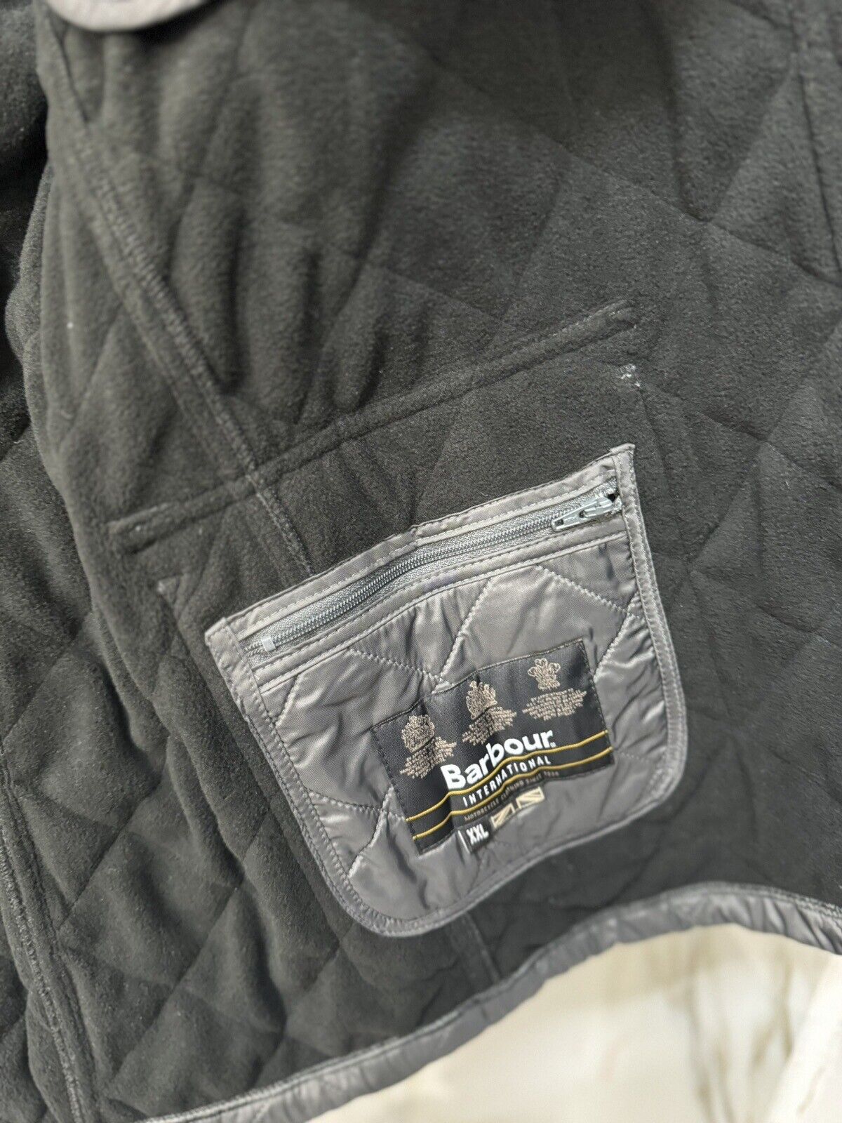 Giubbotto  Uomo Barbour International Grigio  Ariel Polarquilt con tasche XXL