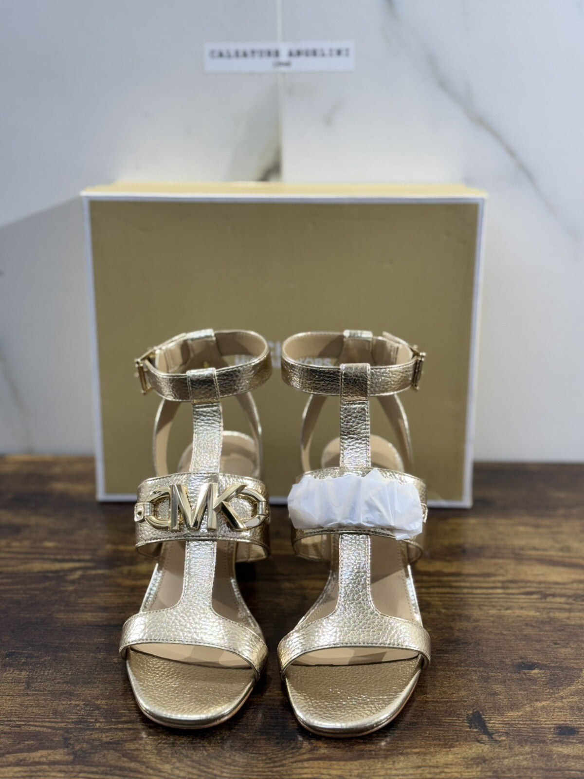 Michael Kors Izzy T Strap Pelle Oro Logo  Casual Sandal 37.5